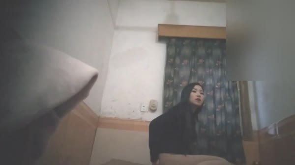 嫖妓达人真走运出租屋操了位高颜值漂亮良家楼凤美女,可能干的有点太猛了,美女说：感觉你有点变态!